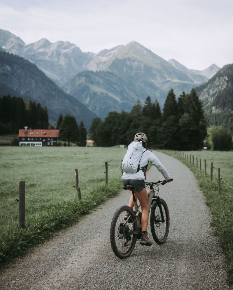 Radfahrerin mit Mountainbike richtung Berge