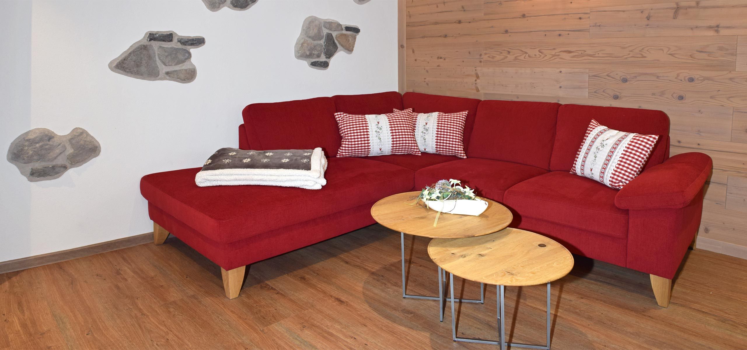 Gemütliches Sofa, vor einer Landhaus Wand - Fewo Heimatliebe